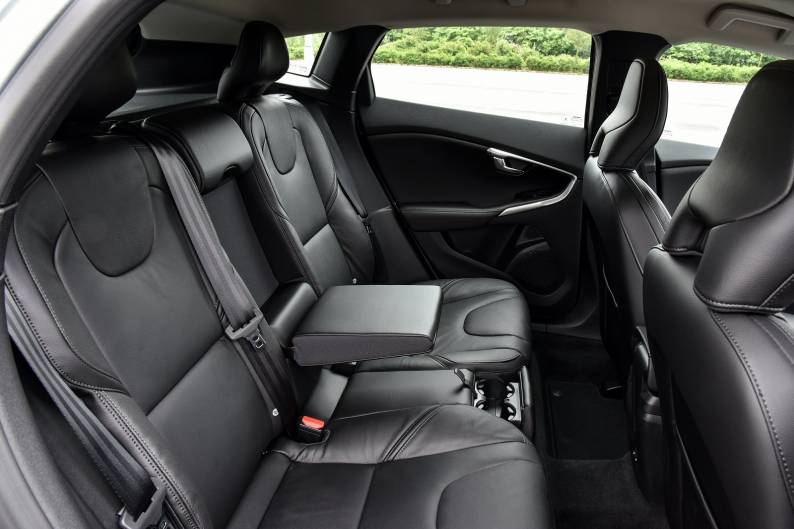 VolvoV40CrossCountry0316Int(4)_794_529_70