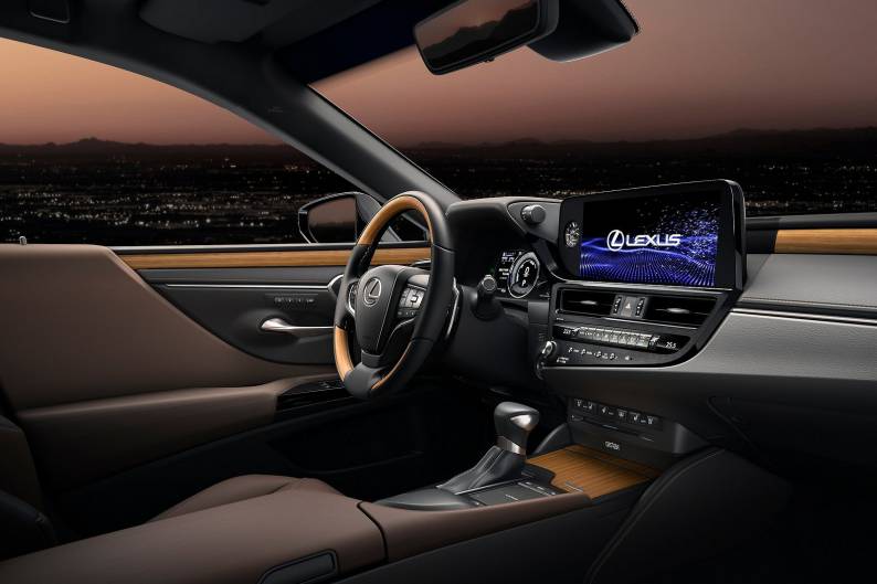 Lexus ES review | Car review | RAC Drive