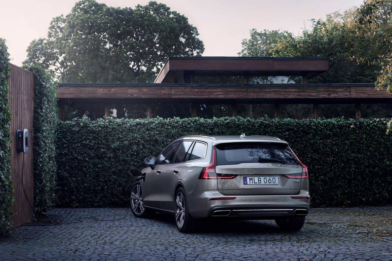 Volvo V60 Recharge T6 Plug-in hybrid review | Car review | RAC Drive