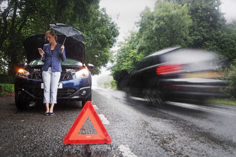 Breakdown recovery vehicles permitted to use red flashing lights to protect drivers