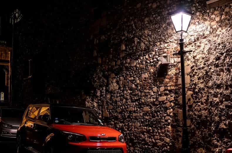 Parking under a street light increases risk of car theft, says study