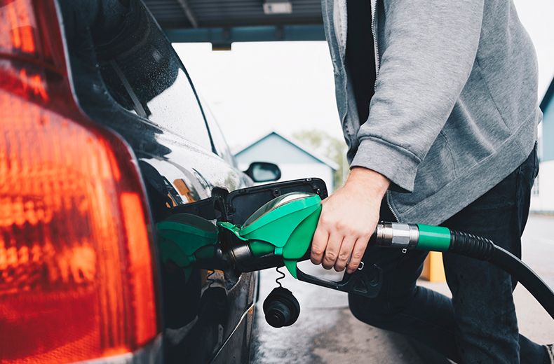 RAC calls on major retailers to cut petrol by 5p a litre due to lower wholesale costs