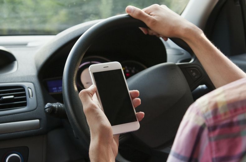 Most drivers are unable to complete a car journey without using mobile phone