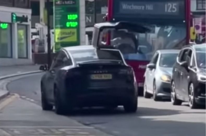Tesla slams into bus with distinct ‘falcon wing’ door open
