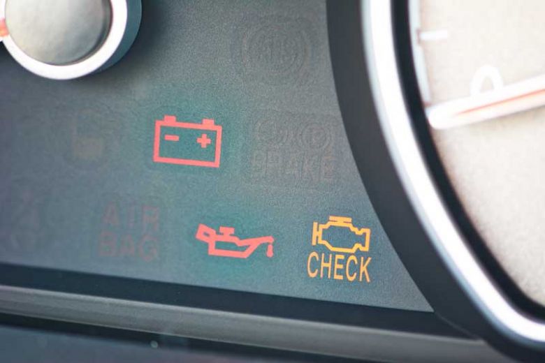 Oil warning light: causes and solutions