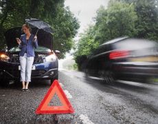 Breakdown recovery vehicles permitted to use red flashing lights to protect drivers