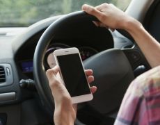 Most drivers are unable to complete a car journey without using mobile phone