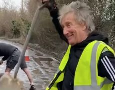 The first hole is the deepest… Sir Rod Stewart fixes road near his home 