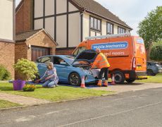 Mobile mechanic or local garage? The complete guide